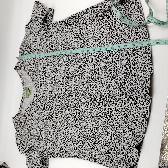 Vera Bradley women's size medium animal print black and white pocket tee - Picture 9 of 10